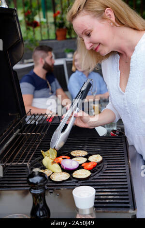 Donna al barbecue, Karlovy Vary, Repubblica Ceca Foto Stock