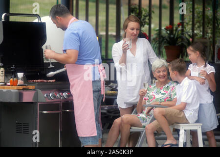 La famiglia presso il barbecue Foto Stock