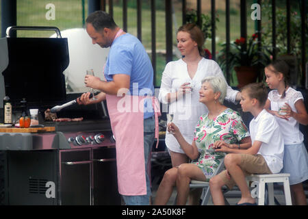 La famiglia presso il barbecue Foto Stock