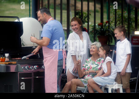 La famiglia presso il barbecue Foto Stock