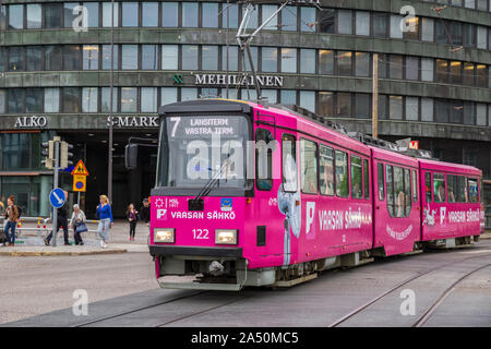 HELSINKI, Finlandia - 23 Maggio 2019: rosa luminoso tram della route 7 vicino a Mehiläinen Helsinki Casa del cerchio Foto Stock