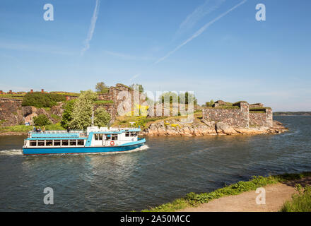 HELSINKI, Finlandia - 23 Maggio 2019: Passenger ferry JT-Line il trasporto di turisti provenienti da Helsinki a Suomenlinna e retro Foto Stock