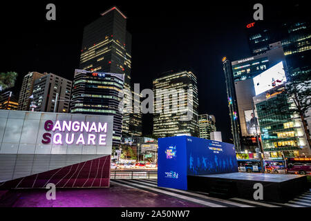 Seoul COREA , 24 settembre 2019 : Gangnam vista sulla piazza di notte illuminata con edifici di uffici in Gangnam-gu Seoul COREA DEL SUD Foto Stock