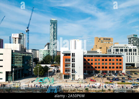 Liverpool. Inghilterra, Merseyside, nuovi edifici moderni sul lungomare. Foto Stock
