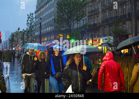 Bruxelles, Belgio - Ottobre 06, 2019: folla di persone a piedi dalla strada del centro città di Bruxelles sotto la pioggia Foto Stock