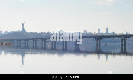 Vista panoramica della Madre Patria monumento sopra Dnipro river con Paton ponte di Kiev e dello skyline della città, Ucraina Foto Stock