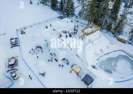 Ghiaccio e neve castello, best inverno attrazione per i visitatori Zakopane. Foto Stock