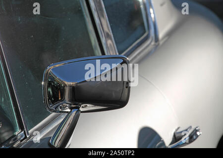 Specchietto retrovisore su auto classica Foto Stock
