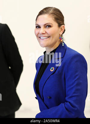 Motala, Svezia. Xvii oct, 2019 Crown Princess Victoria ha visitato Östergötland il giovedì per saperne di più sul riciclaggio di plastica e visitare il 'wedish riciclaggio plastica' in Motala. Il programma include anche la partecipazione dei bambini Fondazione diabete il trentesimo anniversario. In Motala, Europa più grande e più efficiente impianto per il riciclo degli imballaggi in plastica è azionato. Foto Jeppe Gustafsson Foto Stock