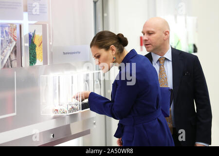 Motala, Svezia. Xvii oct, 2019 Crown Princess Victoria ha visitato Östergötland il giovedì per saperne di più sul riciclaggio di plastica e visitare il 'wedish riciclaggio plastica' in Motala. Il programma include anche la partecipazione dei bambini Fondazione diabete il trentesimo anniversario. In Motala, Europa più grande e più efficiente impianto per il riciclo degli imballaggi in plastica è azionato. Foto Jeppe Gustafsson Foto Stock