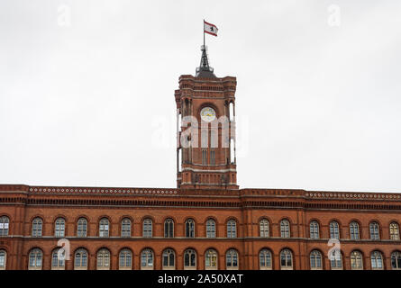 Il rosso Municipio (Rotes Rathaus), situato nel quartiere di Mitte vicino a Alexanderplatz, uno di Berlino più famosi punti di riferimento. Foto Stock