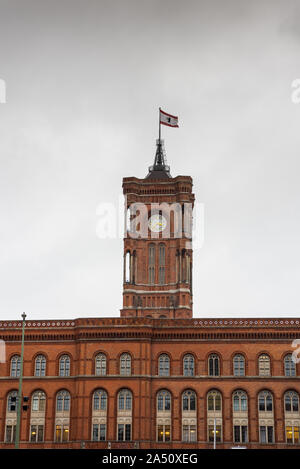 Il rosso Municipio (Rotes Rathaus), situato nel quartiere di Mitte vicino a Alexanderplatz, uno di Berlino più famosi punti di riferimento. Foto Stock