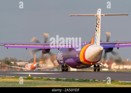 Aereo di linea a turboelica Flybe presso l'aeroporto Southend di Londra, Southend on Sea, Essex UK. Rullaggio dopo l'atterraggio con easyJet che russisce Foto Stock