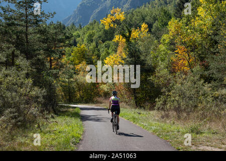 Percorso ciclabile da Bourg d'Oisans a Venosc, Isère department, sulle alpi francesi. Foto Stock