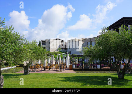 COSTA NAVARINO, Grecia -3 GIU 2019- Vista della Costa Navarino, un resort di lusso complesso (Westin e Romanos hotel managed by Marriott) nella Messenia ri Foto Stock