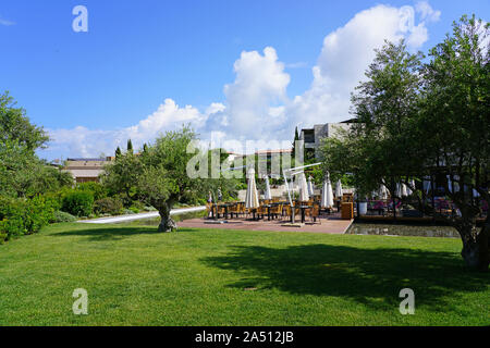 COSTA NAVARINO, Grecia -3 GIU 2019- Vista della Costa Navarino, un resort di lusso complesso (Westin e Romanos hotel managed by Marriott) nella Messenia ri Foto Stock