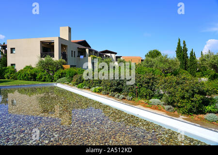 COSTA NAVARINO, Grecia -3 GIU 2019- Vista della Costa Navarino, un resort di lusso complesso (Westin e Romanos hotel managed by Marriott) nella Messenia ri Foto Stock