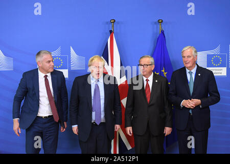 Segretario Brexit Stephen Barclay, Primo Ministro Boris Johnson, Jean-Claude Juncker, Presidente della Commissione europea, e Michel Barnier, il UE del capo negoziatore Brexit, davanti alle sessioni di apertura del vertice del Consiglio europeo a livello di UE con sede a Bruxelles. Foto Stock