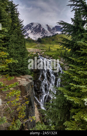 Una visualizzazione classica di un iconico punto di riferimento. Mount Rainier come scena del mirto cade view point nella regione di paradiso di Mount Rainier National Park. Foto Stock
