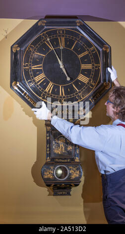 Howard Walwyn, Londra, Regno Unito. Il 17 ottobre 2019. Orologi rari da alcuni dei migliori del XVII e XVIII secolo costruttori inglesi sono preparati per la mostra ai primi di novembre. Immagine: Thomas Brooks Fecit. Una rara e su larga scala la protezione precoce taverna quadrante di orologio per il costruttore londinese, circa 1735. Credito: Malcolm Park/Alamy Live News. Foto Stock