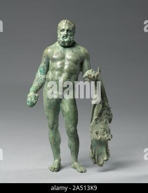 Hercules, c. 30 BC - 20. A metà umana e metà-divino, non molto brillante, ma molto forte, questo eroe era la più popolare di tutte le figure mitologiche. La sua debolezza intellettuale ha fatto di lui un simpatico figura mentre la sua persistenza nel subendo grandi prove è stata di ispirazione. Artisti romani spesso ritratte con Ercole di mezza età, come se una maggiore maturità aumenterebbe la sua potenza andvirility. Ercole uccise un mostro-lion&#x2014;il flagello di Nemea&#x2014;da strangolare e percuotendolo con la sua oliva-club di legno. Indossa la bestia&#x2019;s pelt come un trofeo e questa statuetta&#x2019;s mano destra una volta Foto Stock