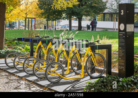 Pilsen, Repubblica Ceca. Xvii oct, 2019. Kick scooter Kostka Scoobike sharing system stand a Pilsen, Repubblica Ceca, giovedì 17 ottobre, 2019. Credito: Miroslav Chaloupka/CTK foto/Alamy Live News Foto Stock