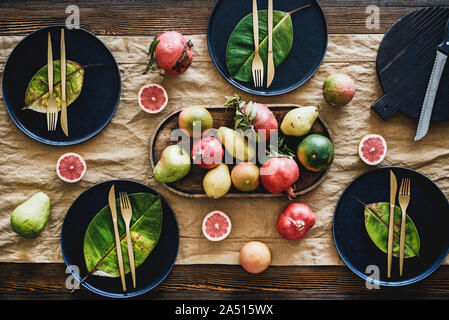 Autunno messa in tavola con nero posateria e caduta foglie Foto Stock