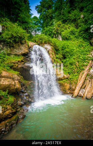 Parco delle Cascate Mendeliha. Foresta Fiume e cascata. Sochi. Rosa Khutor Foto Stock