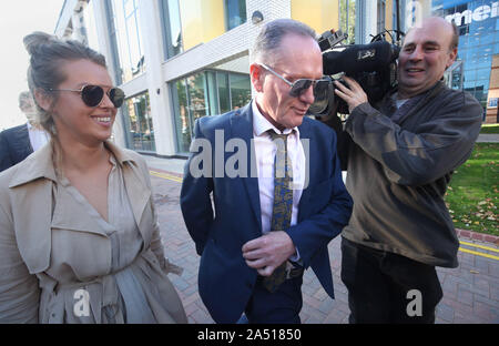 Ex calciatore inglese Paul Gascoigne (centro) al di fuori di Teesside Crown Court, Middlesbrough, dopo che egli è stato liberato di tutte le accuse di aver molestato sessualmente una donna su un treno. Foto Stock