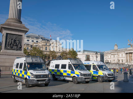 Trafalgar Square, Londra, Regno Unito. Il 17 ottobre 2019. Grande la mattina presto la presenza della polizia in Trafalgar Square dopo la ribellione di estinzione il cambiamento climatico i manifestanti sono stati fermati dalla raccolta nella zona. Furgoni parcheggiati da Essex Polizia, Kent e di polizia Constabulary di Norfolk. Credito: Malcolm Park/Alamy Live News. Foto Stock