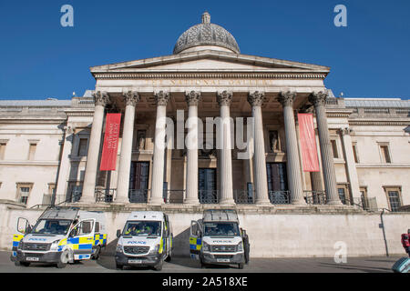 Trafalgar Square, Londra, Regno Unito. Il 17 ottobre 2019. Grande la mattina presto la presenza della polizia in Trafalgar Square dopo la ribellione di estinzione il cambiamento climatico i manifestanti sono stati fermati dalla raccolta nella zona. Furgoni parcheggiati da Essex Polizia, Kent e di polizia Constabulary di Norfolk. Credito: Malcolm Park/Alamy Live News. Foto Stock