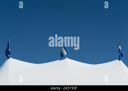 Colorblock blu e bianco con tema il matrimonio bianco tenda cielo blu e bandiere a strisce Foto Stock
