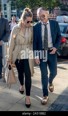 Ex calciatore inglese Paul Gascoigne con Katie Davies, Personal Manager per Paul Gascoigne M&N Gestione, lasciando Teesside Crown Court, Middlesbrough, dopo che egli è stato liberato di tutte le accuse di aver molestato sessualmente una donna su un treno. Foto Stock