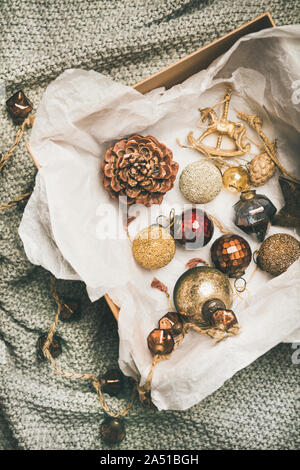 Decorazione per albero di Natale giocattoli, sfere e pigne nella casella Foto Stock