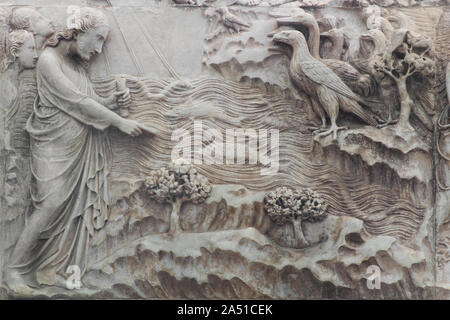 Creazione il giorno 5 e 6: Dio ha creato il pesce, pollo e Fauna - Duomo di Orvieto - dettaglio del primo pier, uno dei più famosi di tutto il XIV C scultura Foto Stock