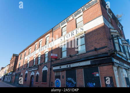 Edificio abbandonato che utilizzate per alloggiare la Taverna del mercato pub e Highgate Brewery memorizza in George Street, Walsall nel West Midlands, Regno Unito Foto Stock