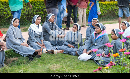 MYSURU (MYSORE),KARNATAKA/India-febbraio 18 2018:suore indiane sedersi sull'erba a Giardini Brindavan e. Foto Stock