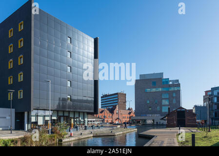 Premier Inn Walsall dalla Walsall canal nel centro di Walsall nel West Midlands, Regno Unito con la nuova galleria d'arte in background Foto Stock