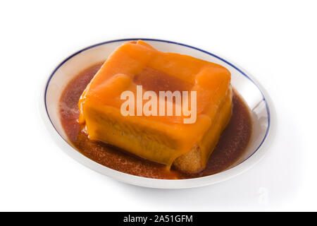 Tipico portoghese sandwich francesinha isolati su sfondo bianco Foto Stock
