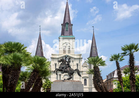 La storica cattedrale e il monumento di Andrew Jackson in cima a cavallo incorniciato da palme in Jackson Square nel quartiere francese di New Orleans in Louisiana Foto Stock