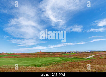 Vista panoramica del rosso e del bianco Sankaty luce di testa e un campo da golf e Siasconset village, Nantucket Island, Cape Cod, Massachusetts, New England, STATI UNITI D'AMERICA Foto Stock