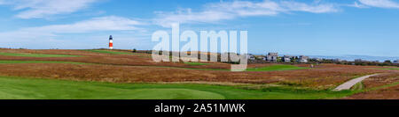 Vista panoramica del rosso e del bianco Sankaty Capo Faro e il campo da golf, Nantucket Island, Cape Cod, Massachusetts, New England, STATI UNITI D'AMERICA in una giornata di sole Foto Stock