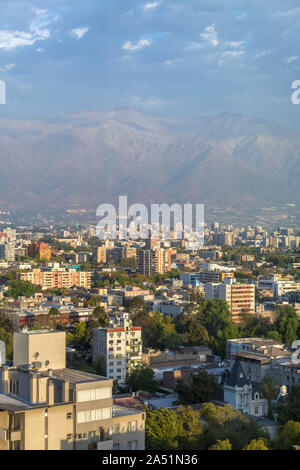 Paesaggio visto dal Crowne Plaza Hotel nel tardo pomeriggio con la cordigliera delle Ande dietro, Santiago del Cile, Sud America Foto Stock