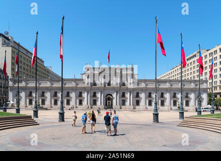 La Moneda Palace, Santiago. I turisti di fronte al Palacio de la Moneda, la sede del Presidente della Repubblica del Cile, Santiago del Cile, Sud America Foto Stock