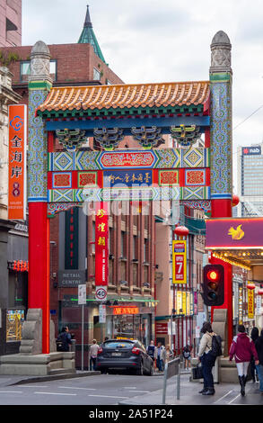 Ingresso Gateway su Little Bourke Street a Chinatown Melbourne Victoria Australia. Foto Stock