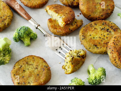 Vegetariano fritto broccoli e quinoa hamburger su una tavola di legno Foto Stock