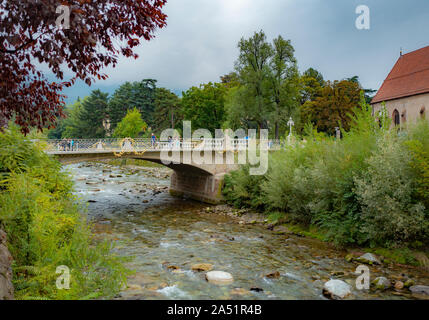 Ponte sul Fiume Passirio Merano Alto Adige in Italia Foto Stock