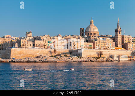 La Valletta, Malta. Il paesaggio costiero della capitale maltese al giorno d'estate e di sole Foto Stock