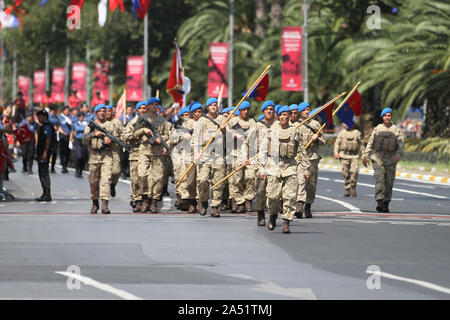 ISTANBUL, Turchia - 30 agosto 2019: soldati marzo durante il 97º anniversario del 30 agosto Bagno turco la Giornata della Vittoria sfilata il Vatan Avenue Foto Stock