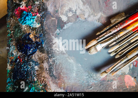 Una tavolozza di acquerelli di vernice e un pennello per la pittura su un  turchese di tavole di legno. Vista dall'alto. Copia dello spazio. Il  concetto di arte Foto stock - Alamy